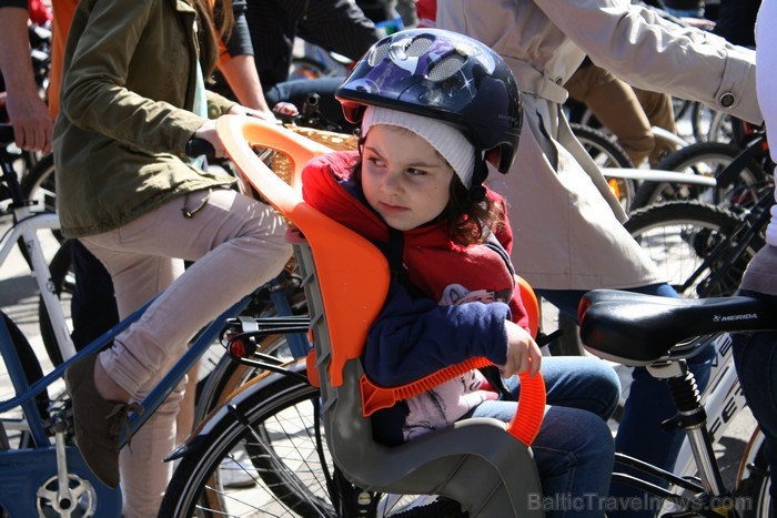 Rīgas velo nedēļas 2013 ietvaros velosipēdisti pie Brīvības pieminekļa pulcējās uz Rīga velo parādi - iepazīsti Pārdaugavu. 93195
