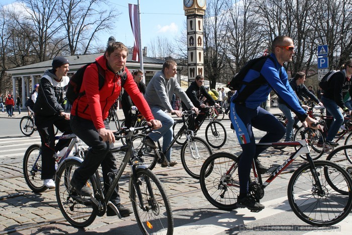 Rīgas velo nedēļas 2013 ietvaros velosipēdisti pie Brīvības pieminekļa pulcējās uz Rīga velo parādi - iepazīsti Pārdaugavu. 93196
