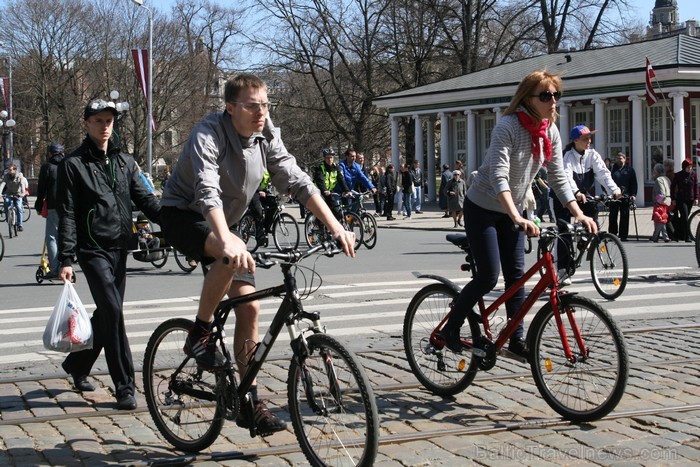 Rīgas velo nedēļas 2013 ietvaros velosipēdisti pie Brīvības pieminekļa pulcējās uz Rīga velo parādi - iepazīsti Pārdaugavu. 93197