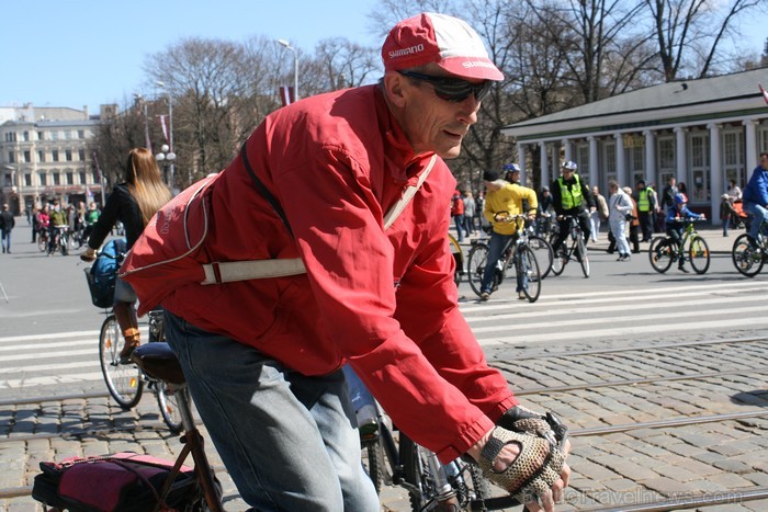 Rīgas velo nedēļas 2013 ietvaros velosipēdisti pie Brīvības pieminekļa pulcējās uz Rīga velo parādi - iepazīsti Pārdaugavu. 93198