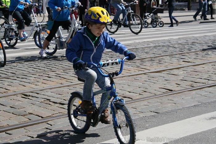 Rīgas velo nedēļas 2013 ietvaros velosipēdisti pie Brīvības pieminekļa pulcējās uz Rīga velo parādi - iepazīsti Pārdaugavu. 93199