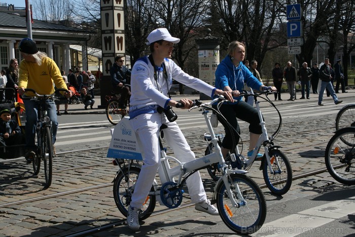 Rīgas velo nedēļas 2013 ietvaros velosipēdisti pie Brīvības pieminekļa pulcējās uz Rīga velo parādi - iepazīsti Pārdaugavu. 93200