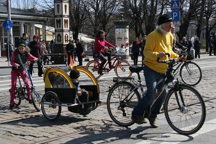Rīgas velo nedēļas 2013 ietvaros velosipēdisti pie Brīvības pieminekļa pulcējās uz Rīga velo parādi - iepazīsti Pārdaugavu. 93201