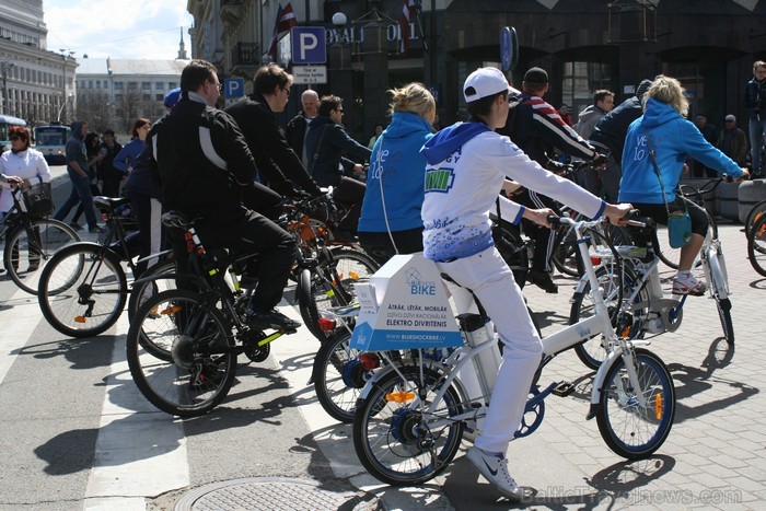 Rīgas velo nedēļas 2013 ietvaros velosipēdisti pie Brīvības pieminekļa pulcējās uz Rīga velo parādi - iepazīsti Pārdaugavu. 93202