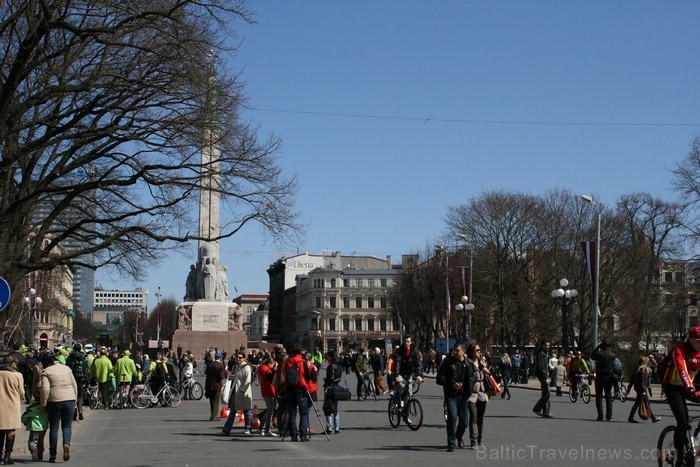 Rīgas velo nedēļas 2013 ietvaros velosipēdisti pie Brīvības pieminekļa pulcējās uz Rīga velo parādi - iepazīsti Pārdaugavu. 93203