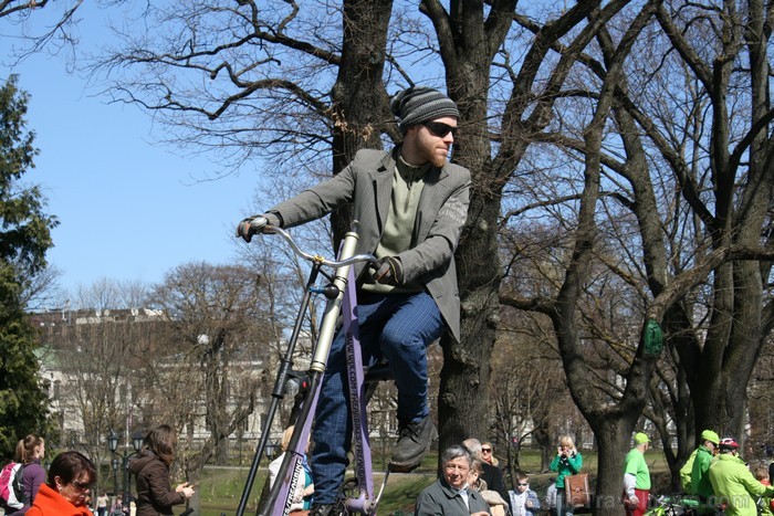 Rīgas velo nedēļas 2013 ietvaros velosipēdisti pie Brīvības pieminekļa pulcējās uz Rīga velo parādi - iepazīsti Pārdaugavu. 93204