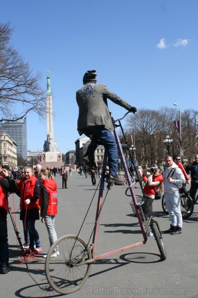 Rīgas velo nedēļas 2013 ietvaros velosipēdisti pie Brīvības pieminekļa pulcējās uz Rīga velo parādi - iepazīsti Pārdaugavu. 93205