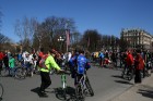 Rīgas velo nedēļas 2013 ietvaros velosipēdisti pie Brīvības pieminekļa pulcējās uz Rīga velo parādi - iepazīsti Pārdaugavu. 18