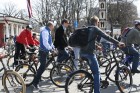 Rīgas velo nedēļas 2013 ietvaros velosipēdisti pie Brīvības pieminekļa pulcējās uz Rīga velo parādi - iepazīsti Pārdaugavu. 49
