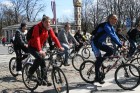 Rīgas velo nedēļas 2013 ietvaros velosipēdisti pie Brīvības pieminekļa pulcējās uz Rīga velo parādi - iepazīsti Pārdaugavu. 51