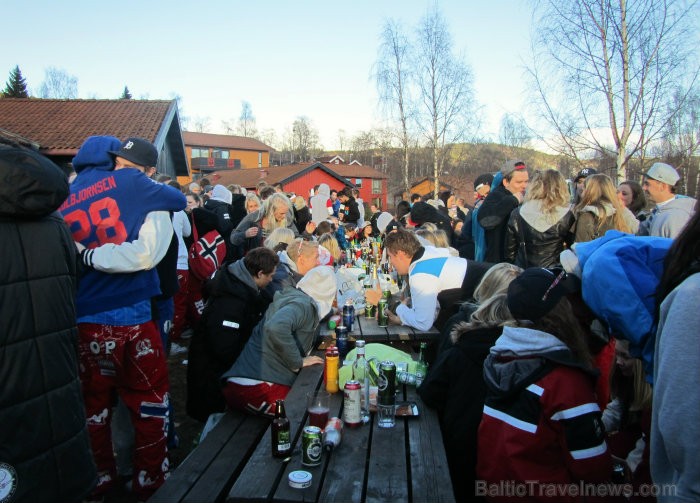 Pāris nedēļu garumā pilsētu ielas raibas padara vidusskolu beidzēji, tērpušies krāsainos kombinezonos, nereti ar alus pudeli rokās, skaļi un nepiedien Pāris nedēļu garumā pilsētu ielas raibas padara vidusskolu beidzēji, tērpušies krāsainos kombinezonos, nereti ar alus pudeli rokās, skaļi un nepiedien 93344