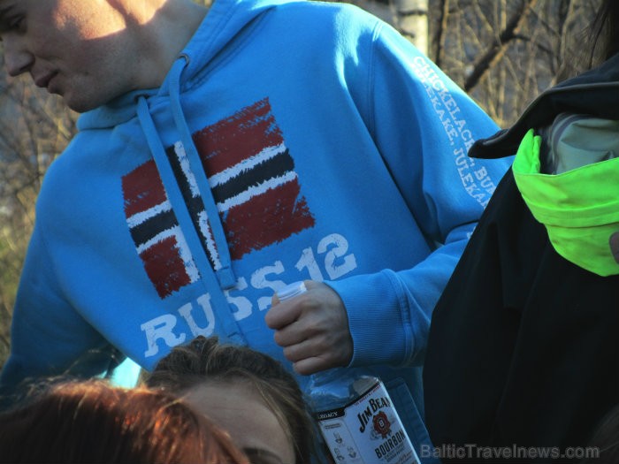 Svinību laikā norvēģu jaunieši atļaujas pamatīgi uzdzīvot. 93348