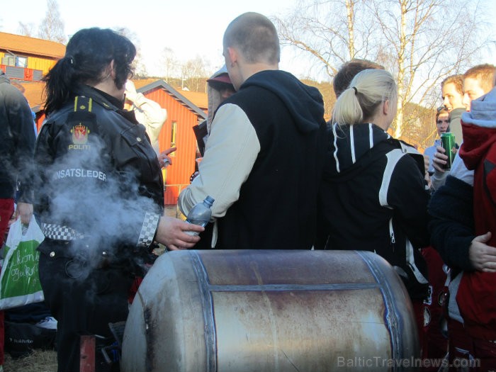 Tiek nodzēsta barbekjū uguns, un pēc policijas norādēm saistībā ar nekārtību rīkošanu, atpūtniekiem ir jāpamet pasākuma vieta. Tiek nodzēsta barbekjū uguns, un pēc policijas norādēm saistībā ar nekārtību rīkošanu, atpūtniekiem ir jāpamet pasākuma vieta. 93362