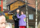 Policists uzklausa kādu norvēģu jaunieti. 15