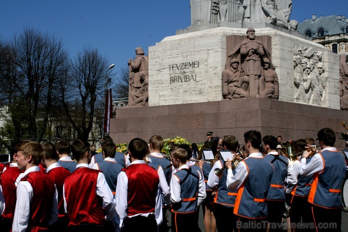 04.05.2013 pie Brīvības pieminekļa notiek Latvijas veidošana no ziediem. Ziedu Latvija pieminekļa pakājē skatāma līdz 06.05.2013 pulksten 21:00. 04.05.2013 pie Brīvības pieminekļa notiek Latvijas veidošana no ziediem. Ziedu Latvija pieminekļa pakājē skatāma līdz 06.05.2013 pulksten 21:00. 93412