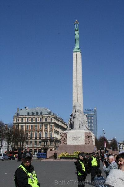 04.05.2013 pie Brīvības pieminekļa notiek Latvijas veidošana no ziediem. Ziedu Latvija pieminekļa pakājē skatāma līdz 06.05.2013 pulksten 21:00. 04.05.2013 pie Brīvības pieminekļa notiek Latvijas veidošana no ziediem. Ziedu Latvija pieminekļa pakājē skatāma līdz 06.05.2013 pulksten 21:00. 93419