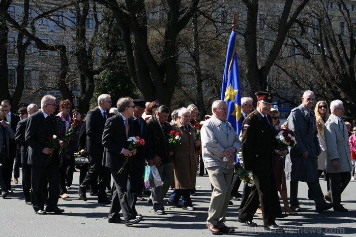 04.05.2013 pie Brīvības pieminekļa notiek Latvijas veidošana no ziediem. Ziedu Latvija pieminekļa pakājē skatāma līdz 06.05.2013 pulksten 21:00. 04.05.2013 pie Brīvības pieminekļa notiek Latvijas veidošana no ziediem. Ziedu Latvija pieminekļa pakājē skatāma līdz 06.05.2013 pulksten 21:00. 93420