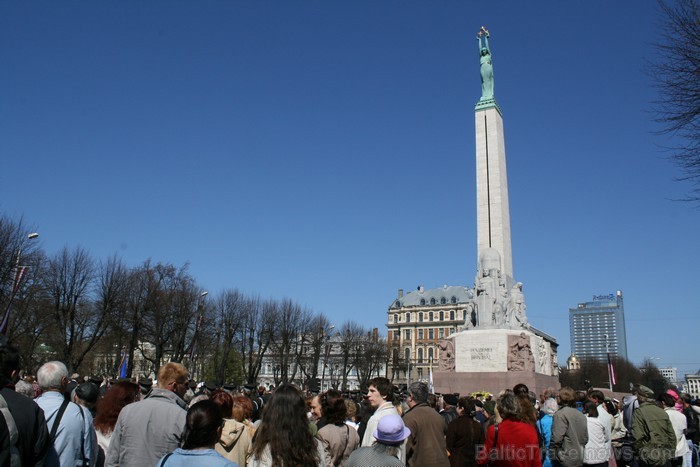 04.05.2013 pie Brīvības pieminekļa notiek Latvijas veidošana no ziediem. Ziedu Latvija pieminekļa pakājē skatāma līdz 06.05.2013 pulksten 21:00. 04.05.2013 pie Brīvības pieminekļa notiek Latvijas veidošana no ziediem. Ziedu Latvija pieminekļa pakājē skatāma līdz 06.05.2013 pulksten 21:00. 93421