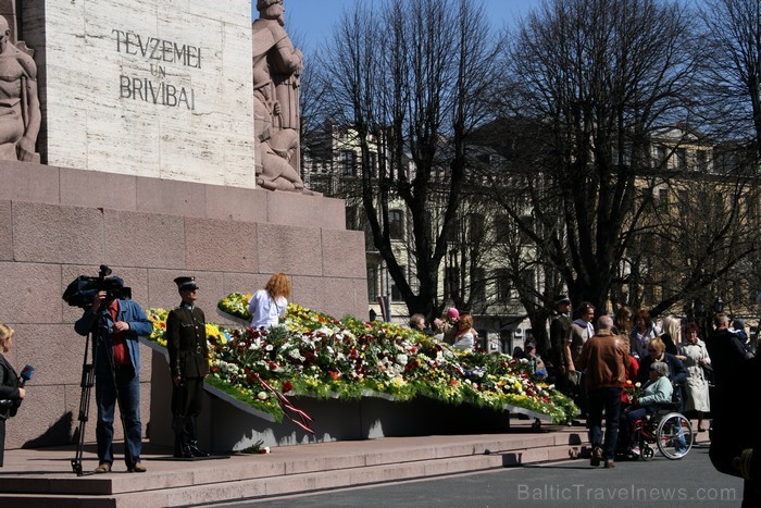 04.05.2013 pie Brīvības pieminekļa notiek Latvijas veidošana no ziediem. Ziedu Latvija pieminekļa pakājē skatāma līdz 06.05.2013 pulksten 21:00. 93423