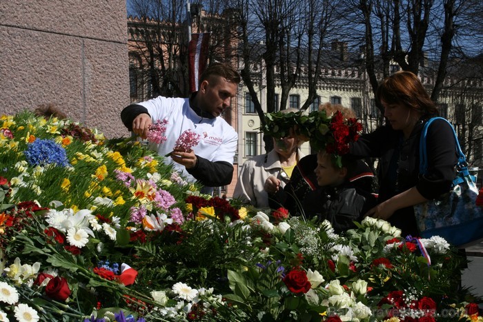 04.05.2013 pie Brīvības pieminekļa notiek Latvijas veidošana no ziediem. Ziedu Latvija pieminekļa pakājē skatāma līdz 06.05.2013 pulksten 21:00. 04.05.2013 pie Brīvības pieminekļa notiek Latvijas veidošana no ziediem. Ziedu Latvija pieminekļa pakājē skatāma līdz 06.05.2013 pulksten 21:00. 93424