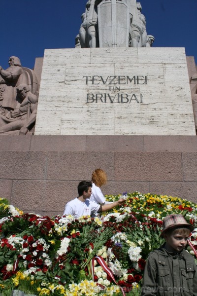 04.05.2013 pie Brīvības pieminekļa notiek Latvijas veidošana no ziediem. Ziedu Latvija pieminekļa pakājē skatāma līdz 06.05.2013 pulksten 21:00. 04.05.2013 pie Brīvības pieminekļa notiek Latvijas veidošana no ziediem. Ziedu Latvija pieminekļa pakājē skatāma līdz 06.05.2013 pulksten 21:00. 93425