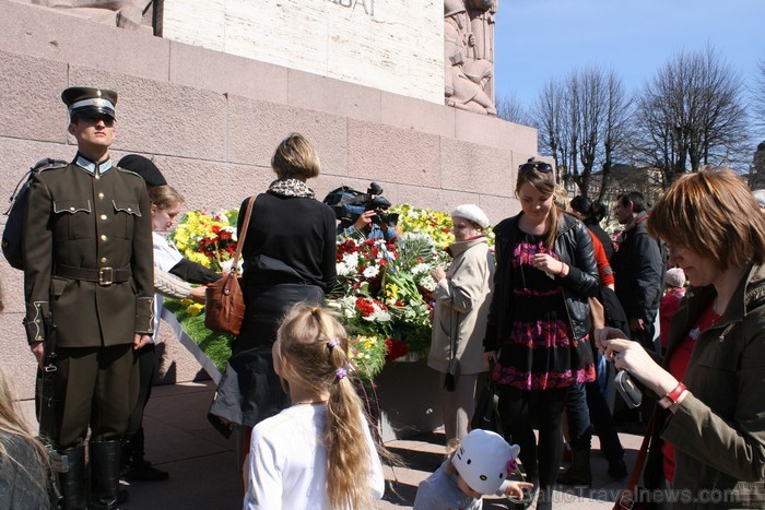 04.05.2013 pie Brīvības pieminekļa notiek Latvijas veidošana no ziediem. Ziedu Latvija pieminekļa pakājē skatāma līdz 06.05.2013 pulksten 21:00. 04.05.2013 pie Brīvības pieminekļa notiek Latvijas veidošana no ziediem. Ziedu Latvija pieminekļa pakājē skatāma līdz 06.05.2013 pulksten 21:00. 93426