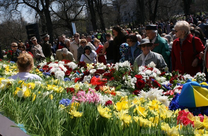 04.05.2013 pie Brīvības pieminekļa notiek Latvijas veidošana no ziediem. Ziedu Latvija pieminekļa pakājē skatāma līdz 06.05.2013 pulksten 21:00. 04.05.2013 pie Brīvības pieminekļa notiek Latvijas veidošana no ziediem. Ziedu Latvija pieminekļa pakājē skatāma līdz 06.05.2013 pulksten 21:00. 93428