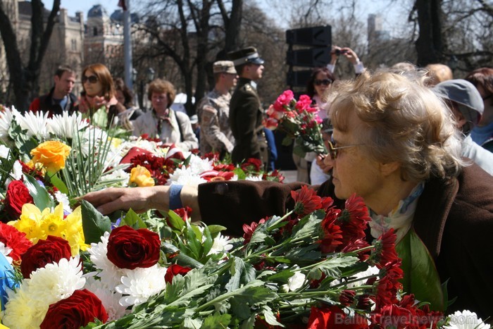 04.05.2013 pie Brīvības pieminekļa notiek Latvijas veidošana no ziediem. Ziedu Latvija pieminekļa pakājē skatāma līdz 06.05.2013 pulksten 21:00. 93429
