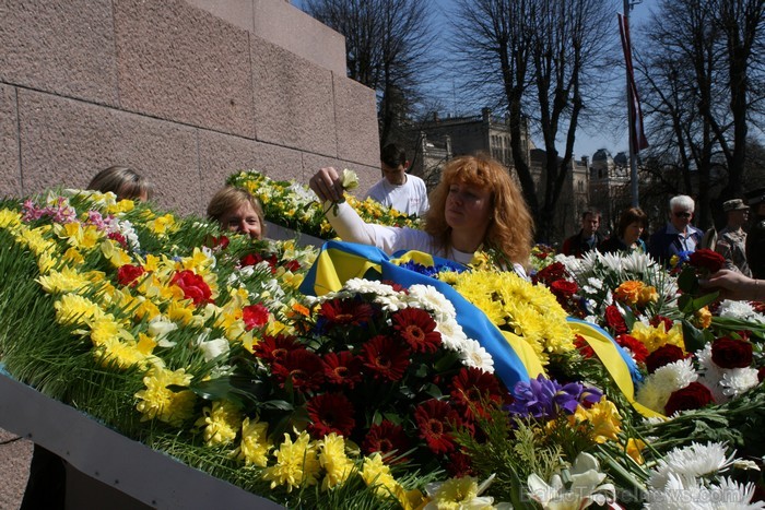 04.05.2013 pie Brīvības pieminekļa notiek Latvijas veidošana no ziediem. Ziedu Latvija pieminekļa pakājē skatāma līdz 06.05.2013 pulksten 21:00. 93430