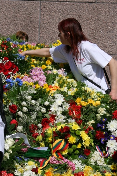 04.05.2013 pie Brīvības pieminekļa notiek Latvijas veidošana no ziediem. Ziedu Latvija pieminekļa pakājē skatāma līdz 06.05.2013 pulksten 21:00. 04.05.2013 pie Brīvības pieminekļa notiek Latvijas veidošana no ziediem. Ziedu Latvija pieminekļa pakājē skatāma līdz 06.05.2013 pulksten 21:00. 93433