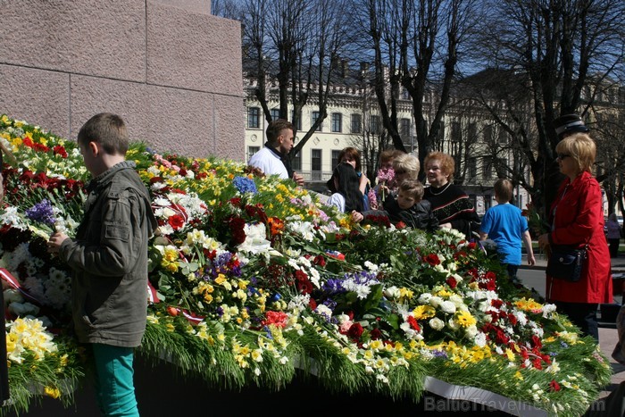 04.05.2013 pie Brīvības pieminekļa notiek Latvijas veidošana no ziediem. Ziedu Latvija pieminekļa pakājē skatāma līdz 06.05.2013 pulksten 21:00. 93434