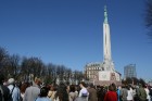 04.05.2013 pie Brīvības pieminekļa notiek Latvijas veidošana no ziediem. Ziedu Latvija pieminekļa pakājē skatāma līdz 06.05.2013 pulksten 21:00. 12