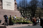 04.05.2013 pie Brīvības pieminekļa notiek Latvijas veidošana no ziediem. Ziedu Latvija pieminekļa pakājē skatāma līdz 06.05.2013 pulksten 21:00. 14