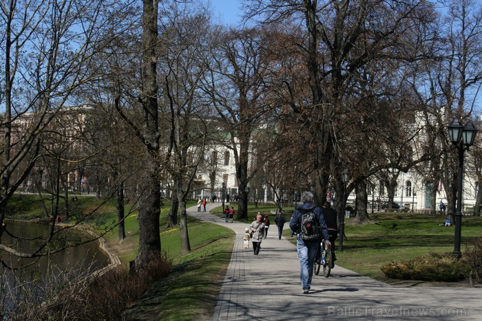 Rīgas parki ar plaukstošām lapām, čalojošās strūklakas un apstādījumi ar košiem ziediem sāk priecēt gan pilsētas iedzīvotājus, gan viesus. Rīgas parki ar plaukstošām lapām, čalojošās strūklakas un apstādījumi ar košiem ziediem sāk priecēt gan pilsētas iedzīvotājus, gan viesus. 93769