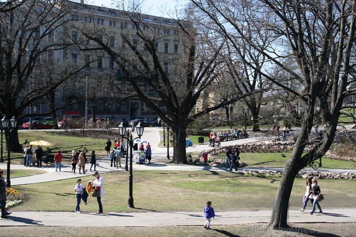 Rīgas parki ar plaukstošām lapām, čalojošās strūklakas un apstādījumi ar košiem ziediem sāk priecēt gan pilsētas iedzīvotājus, gan viesus. 93770