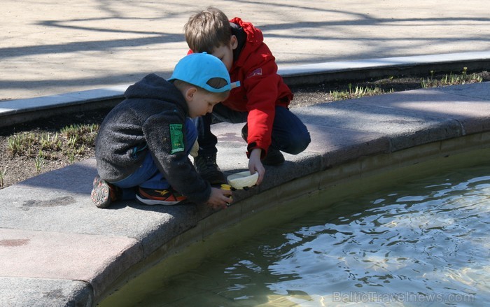 Rīgas parki ar plaukstošām lapām, čalojošās strūklakas un apstādījumi ar košiem ziediem sāk priecēt gan pilsētas iedzīvotājus, gan viesus. Rīgas parki ar plaukstošām lapām, čalojošās strūklakas un apstādījumi ar košiem ziediem sāk priecēt gan pilsētas iedzīvotājus, gan viesus. 93776