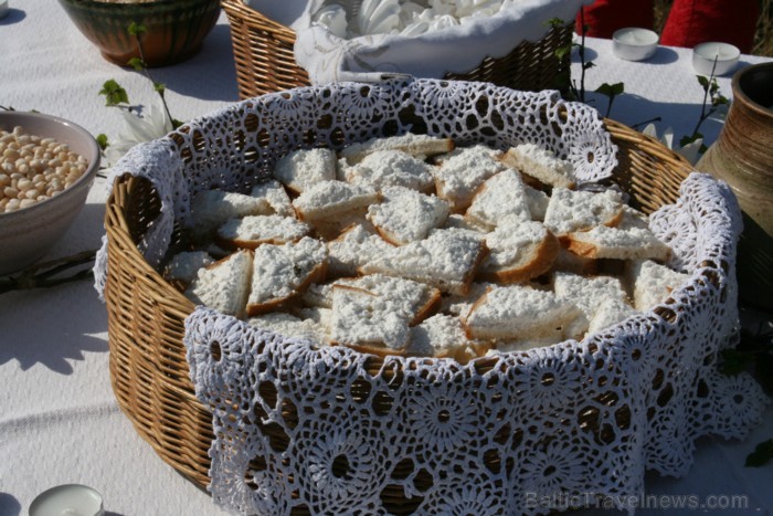 Krustabu galdam ir šādi noteikumi: balts galdauts, balti ēdieni, aizdegtas sveces, ūdens trauks. Krustabu galdam ir šādi noteikumi: balts galdauts, balti ēdieni, aizdegtas sveces, ūdens trauks. 93827