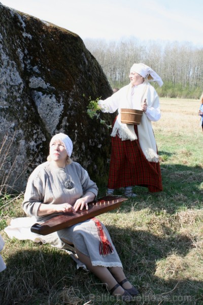 Saulainā trešdienā (08.05.2013) pie Meļķītāru Muldas akmeņa tika krustīta zemes saimnieka mazmeita. Saulainā trešdienā (08.05.2013) pie Meļķītāru Muldas akmeņa tika krustīta zemes saimnieka mazmeita. 93829