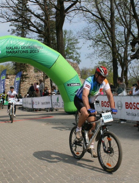SEB MTB maratona pirmā posma dalībnieki finišēja Valmierā. 94005