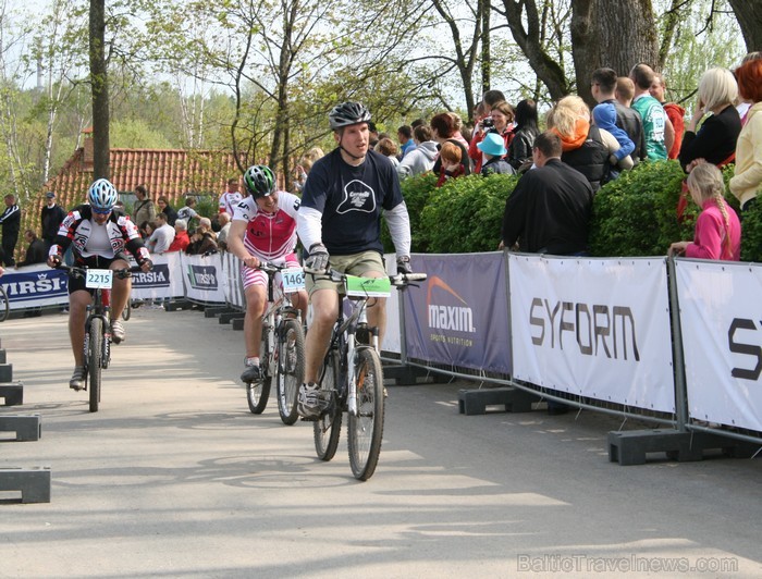 SEB MTB maratona pirmā posma dalībnieki finišēja Valmierā. 94035