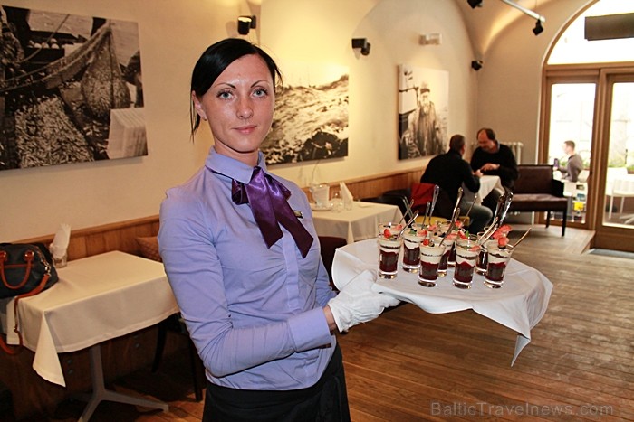 Ar īpaši izsmalcinātiem uzkodām, ēdieniem un dzēriniem viesmīlīgi uzņēma viens no Latvijas 
iecienītākajiem  restorāniem - zivju restorāns Le Dome ww 94069