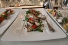 Ar īpaši izsmalcinātiem uzkodām, ēdieniem un dzēriniem viesmīlīgi uzņēma viens no Latvijas 
iecienītākajiem  restorāniem - zivju restorāns Le Dome ww 11