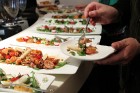 Ar īpaši izsmalcinātiem uzkodām, ēdieniem un dzēriniem viesmīlīgi uzņēma viens no Latvijas 
iecienītākajiem  restorāniem - zivju restorāns Le Dome ww 13