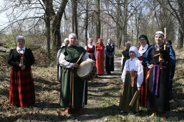 Ceļš uz Pastmuižas Velnakmeni nav vienkāršs, ceļotājiem nepieciešams izpildīt uzdevumu - Ceļš uz Pastmuižas Velnakmeni nav vienkāršs, ceļotājiem nepieciešams izpildīt uzdevumu -