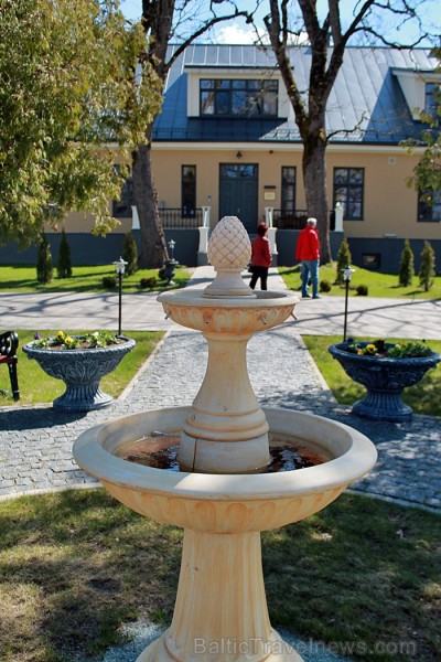 Skrundas muiža ir viena no senākajām Latvijas muižām, kas atrodas Ventas upes gleznainajā krastā 
www.skrundasmuiza.lv 94141