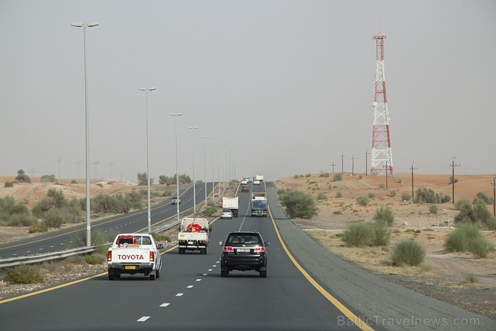Nepilnas stundas ietvaros no Dubaijas centra ar automašīnu var nokļūt īstā tuksnesī 94229