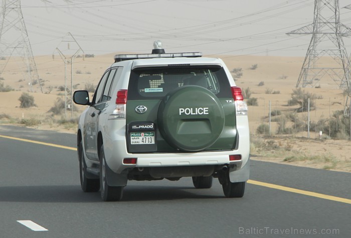 Dubaijas autovadītāji atzinīgi izsakās par ceļu policijas darbu, jo visas policijas automašīnas ir aprīkotas ar vismodernāko satiksmes kontroles sistē Dubaijas autovadītāji atzinīgi izsakās par ceļu policijas darbu, jo visas policijas automašīnas ir aprīkotas ar vismodernāko satiksmes kontroles sistē 94235