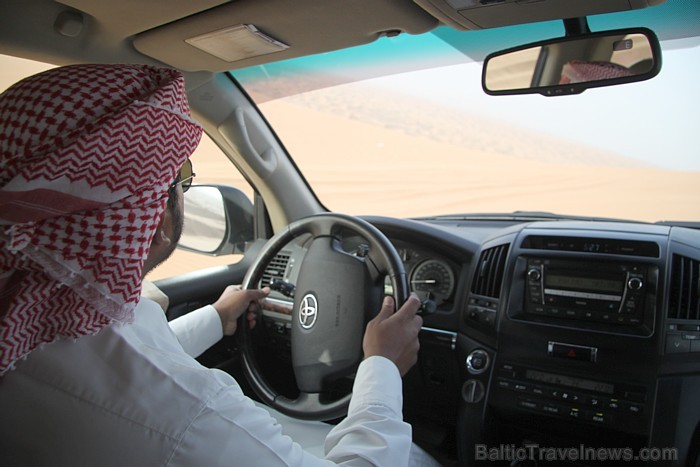 Dubaijas safari braucēji ir speciāli apmācīti šoferi, kuri iegūst speciālu licenzi braukšanai tuksnesī Dubaijas safari braucēji ir speciāli apmācīti šoferi, kuri iegūst speciālu licenzi braukšanai tuksnesī 94258