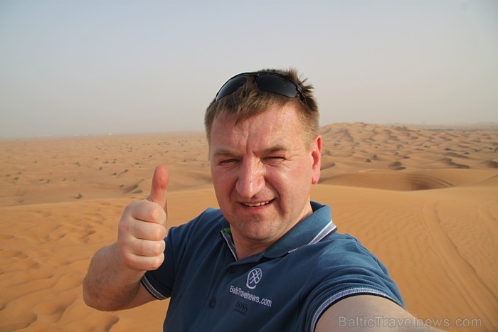 BalticTravelnews.com direktors Aivars Mackevičs ir sajūsmā par Dubaijas tuksneša skaistumu, taču atzīst, ka daudzās tuksneša vietās atklājas tūristu a BalticTravelnews.com direktors Aivars Mackevičs ir sajūsmā par Dubaijas tuksneša skaistumu, taču atzīst, ka daudzās tuksneša vietās atklājas tūristu a 94267
