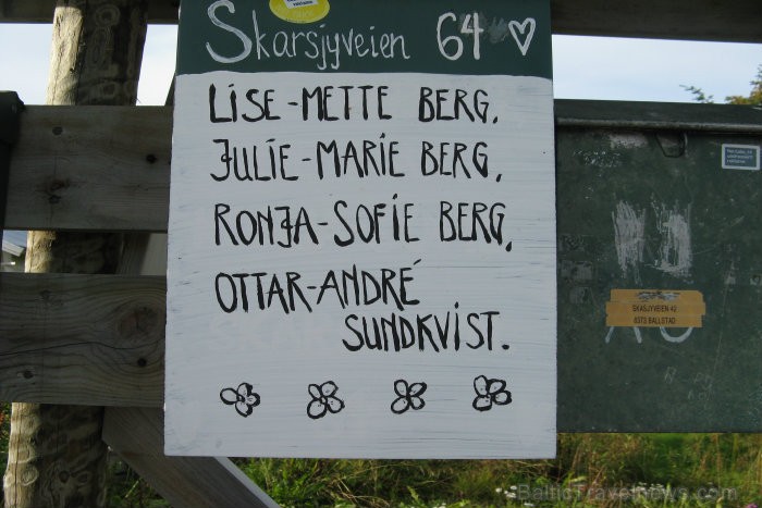 Šādas mīlīgi apgleznotas, apzīmētas un aprakstītas pastkastītes bieži vien atrodamas nelielās Norvēģijas pilsētās vai ciematos. Šādas mīlīgi apgleznotas, apzīmētas un aprakstītas pastkastītes bieži vien atrodamas nelielās Norvēģijas pilsētās vai ciematos. 94308
